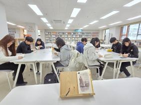 호평고 학생들은 리모델링한 학교도서관에서 아침독서 합니다.